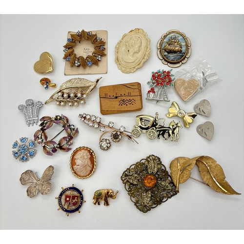 83 - 20 assorted vintage brooches in various sizes and designs. To include stone set, floral, cameo style... 