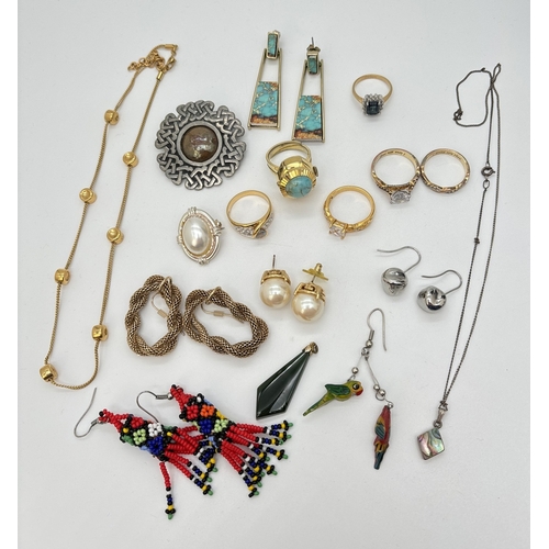 184 - A small collection of vintage and modern costume jewellery to include stone set pieces. Lot contains... 