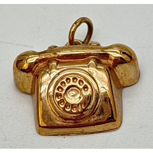 96 - A vintage 9ct gold telephone charm/pendant. Gold hallmarks to back. Approx. 2 x 1.5cm. Weight approx... 