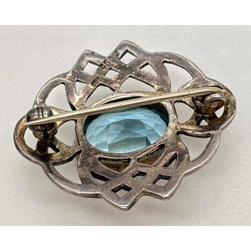 122 - A 925 silver Celtic knot brooch set with a large oval cut blue topaz stone. Stone approx. 14 x 10mm.... 