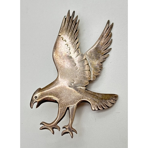 175 - A vintage Scottish silver brooch modelled as an eagle. Hallmarked on reverse for Edinburgh 1976. App... 