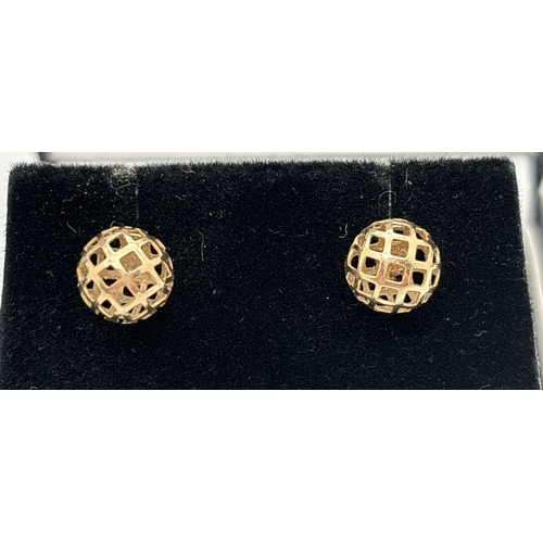 180 - 2 pairs of 9ct yellow gold stud style earrings. A pair of lattice work ball studs together with a pa... 