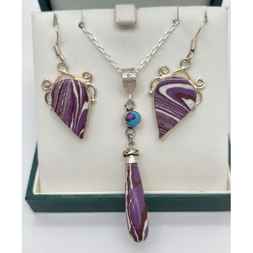 1051 - A purple & white agate drop design pendant necklace with matchings earrings. Pendant set with a smal... 