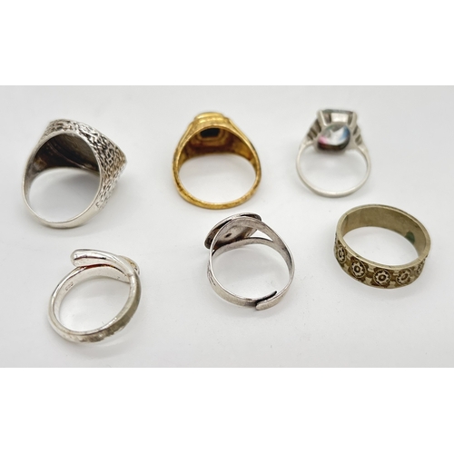 1084 - 6 silver and white metal rings. To include a silver gilt onyx set signet ring with Celtic knots to s... 