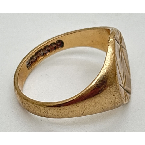 1088 - A vintage 9ct gold men's signet ring with diamond cut star decoration to top. Fully hallmarked insid... 