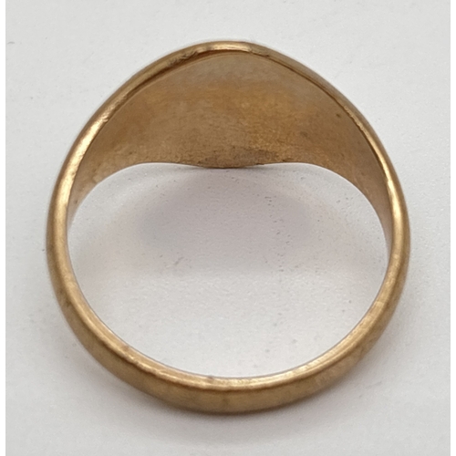 1088 - A vintage 9ct gold men's signet ring with diamond cut star decoration to top. Fully hallmarked insid... 