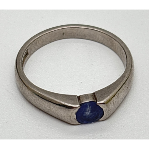 1095 - A palladium 950 dress ring set with an oval cut blue stone a/f. Inside of band marked M&M PAD950. Si... 