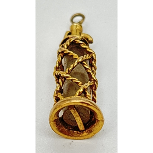 15 - A vintage 9ct gold and glass charm in the shape of a soda siphon. Gold marks on rim of base. Approx.... 