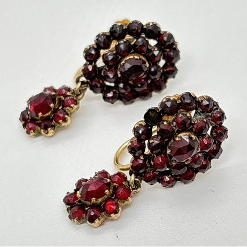 159 - An antique 9ct gold pair of screw back cluster style drop earrings set with 32 faceted garnets to ea... 