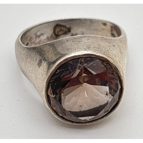 1060 - A vintage silver signet style ring set with a round cut smoked quartz stone. Stamped 925 inside band... 