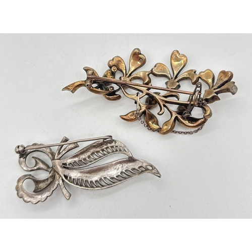 1080 - 2 vintage brooches. A German silver bow brooch set with marcasites, stamped 'Sterling Germany' to pi... 