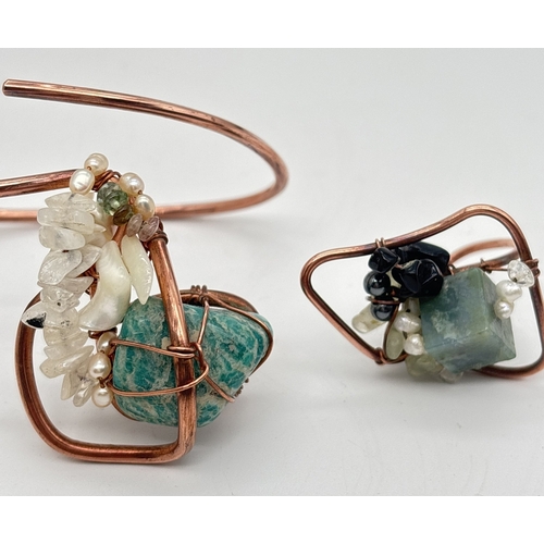 1131 - An Artisan bespoke bracelet and matching ring made from copper wire and featuring gemstones, quartz ... 