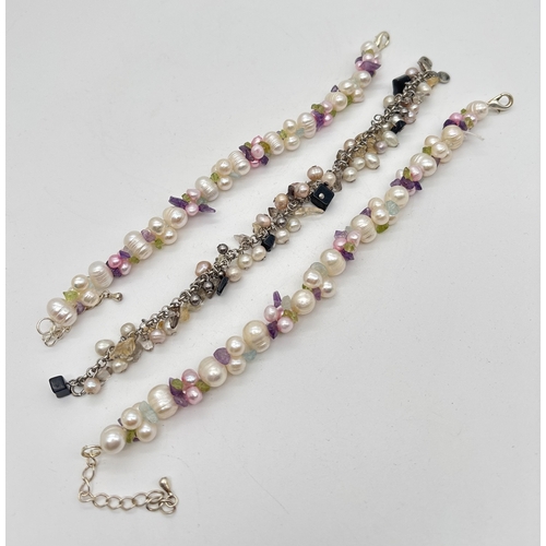 1160 - 3 freshwater pearl and semi precious stone bracelets. 2 x white and pink pearls with peridot, amethy... 