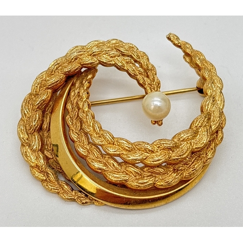 1182 - A 9ct gold vintage style brooch set with a single cultured pearl. Intertwined semicircles in a plain... 