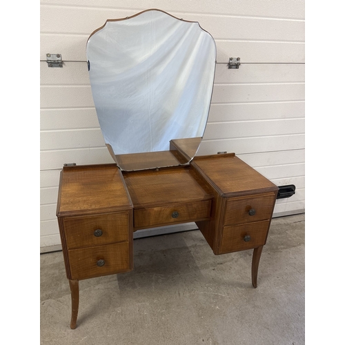 1443 - A vintage mid century 5 drawer dressing table with shaped mirror, metal knob handles, chanelled desi... 