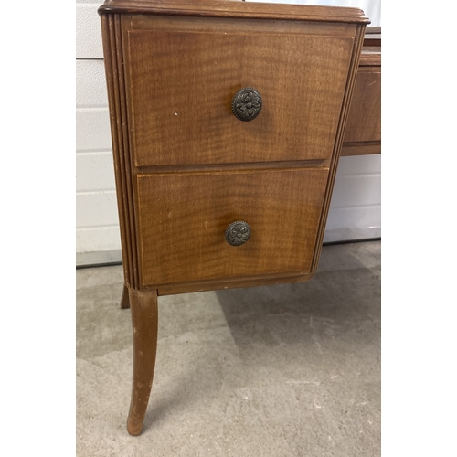 1443 - A vintage mid century 5 drawer dressing table with shaped mirror, metal knob handles, chanelled desi... 