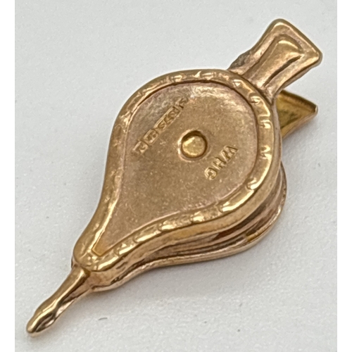 1041 - 9ct gold miniature model of hand bellows. Fully hallmarked on one side. Weight approx 0.89g. Approx.... 