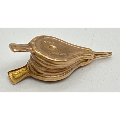 1041 - 9ct gold miniature model of hand bellows. Fully hallmarked on one side. Weight approx 0.89g. Approx.... 