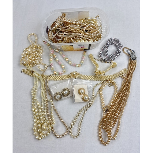 1065 - A tub of vintage and modern faux pearl necklaces, bracelets and earrings, in various styles and leng... 