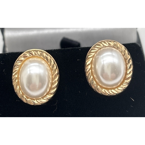 1067 - 2 pairs of yellow metal oval shaped stud style earrings set with faux pearls. With twist design moun... 