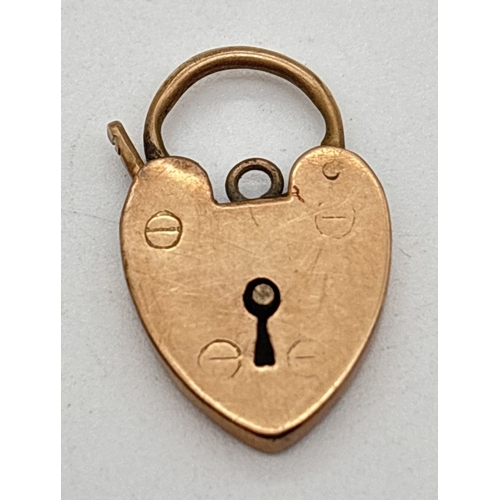 1068 - A vintage 9ct gold padlock. Stamped 9ct to reverse. Approx. 2.25 x 1.5cm, weight approx 1.9g.