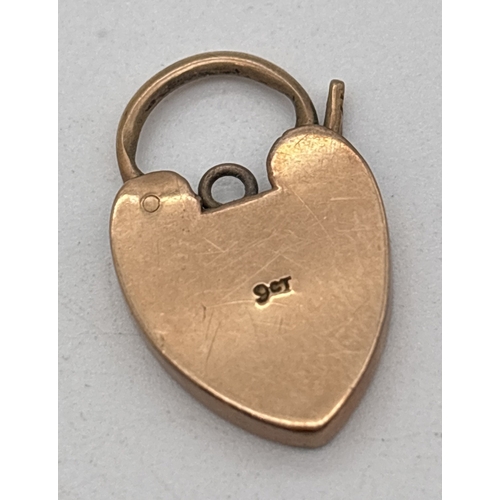 1068 - A vintage 9ct gold padlock. Stamped 9ct to reverse. Approx. 2.25 x 1.5cm, weight approx 1.9g.