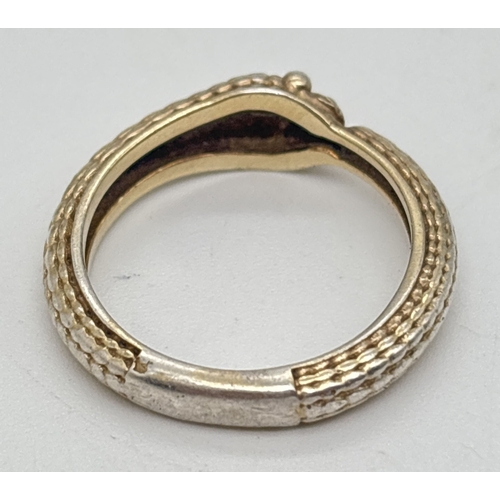 1011 - A silver Cobra snake ouroboros design band ring, stamped 925 inside band. Ring size P½.