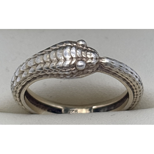 1011 - A silver Cobra snake ouroboros design band ring, stamped 925 inside band. Ring size P½.