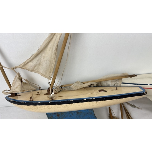 55 - 2 Star pond yachts. SY4 painted in cream and black, blue painted metal fin, mast and sails. Together... 
