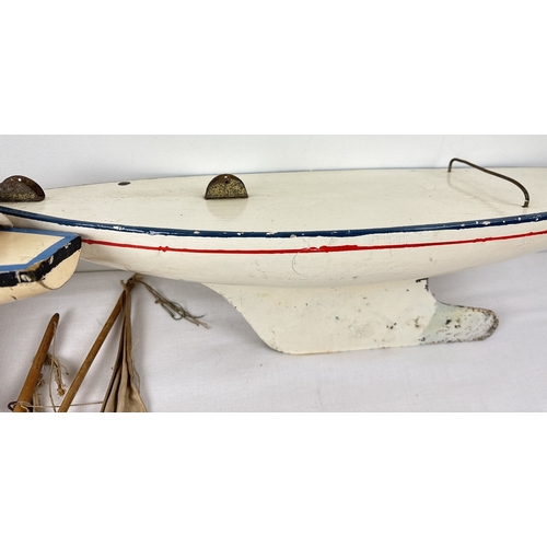 55 - 2 Star pond yachts. SY4 painted in cream and black, blue painted metal fin, mast and sails. Together... 
