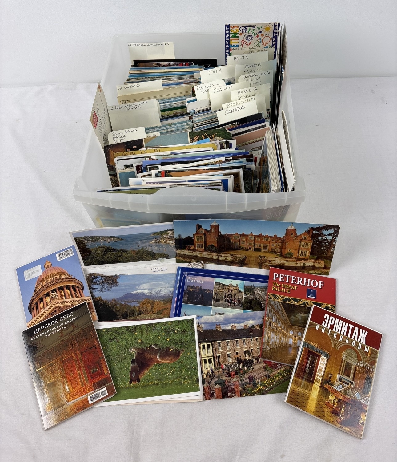 A box of 800+ mostly coloured vintage and modern postcards from around ...