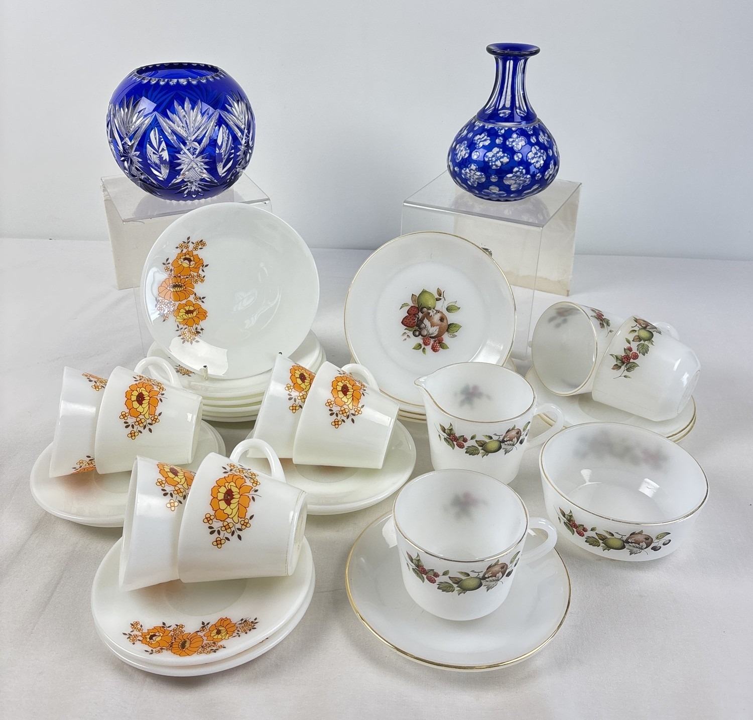 A box of assorted vintage glass ware to include a mid century JAJ Pyrex ...