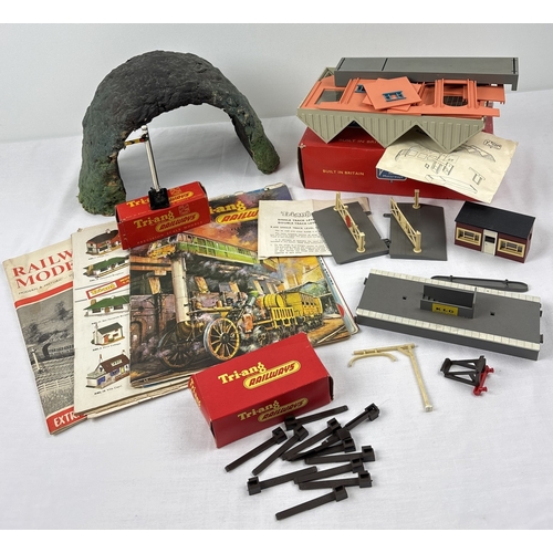 A collection of boxed and unboxed Tri-ang model railway accessories. To ...