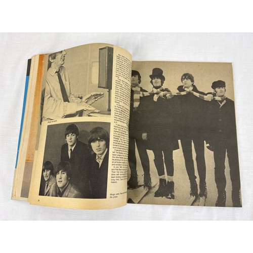 1262 - Superstars Collectors issue The Beatles are Back, magazine from Manor Books Inc, 1978.