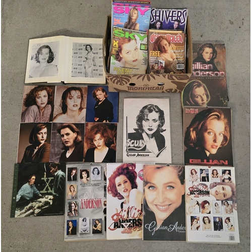 1324 - A box of magzines, posters and pictures off actress Gillian Anderson. Mostly sci-fi related. Box als... 