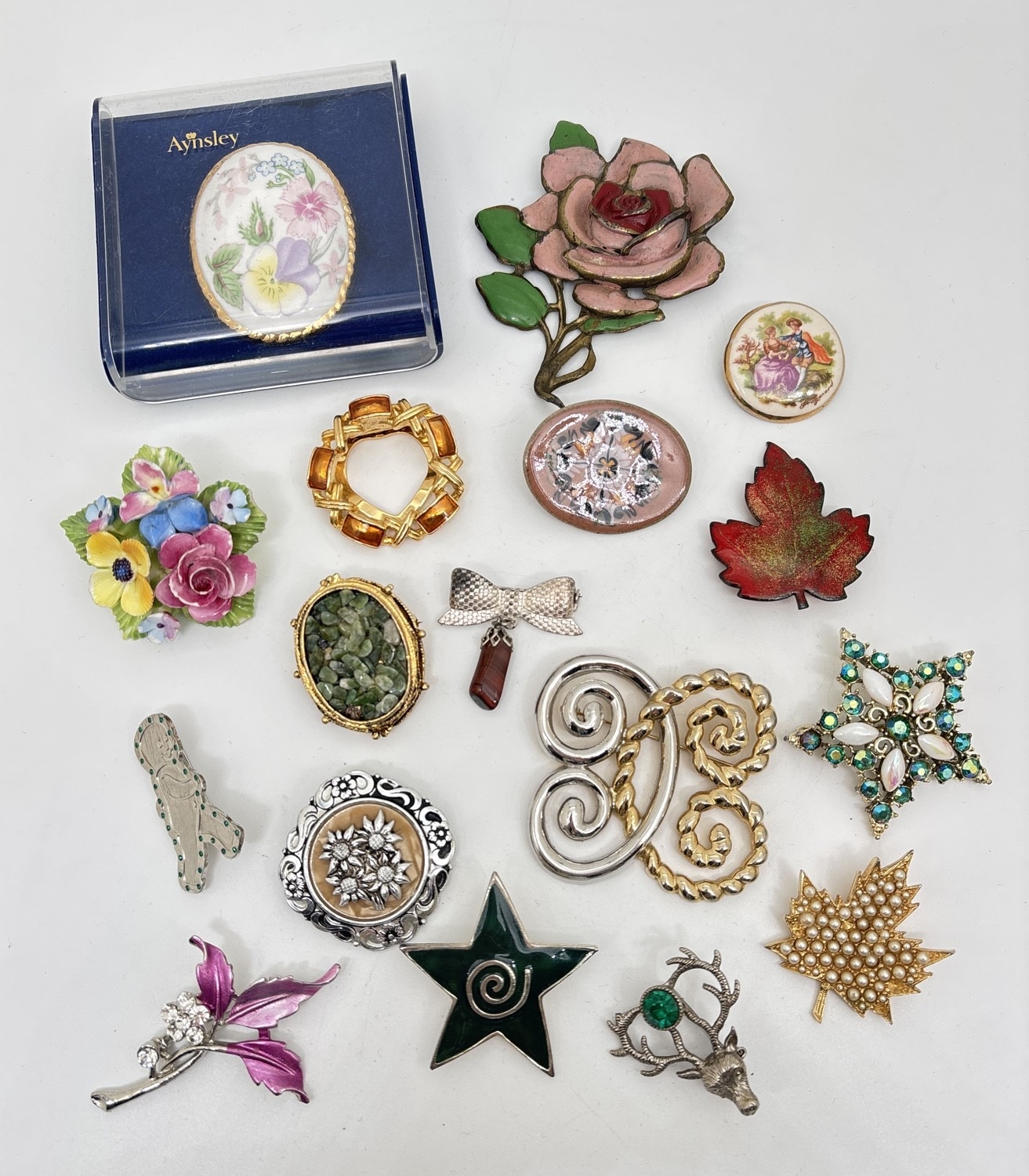 16 vintage brooches in various designs and sizes. To include a maple ...