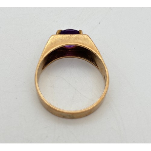1015 - A vintage 9ct gold men's large signet ring in a cathedral style, set with a round cut amethyst. Size... 
