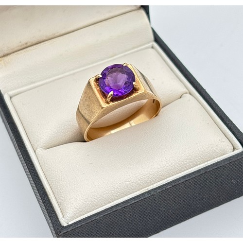 1015 - A vintage 9ct gold men's large signet ring in a cathedral style, set with a round cut amethyst. Size... 