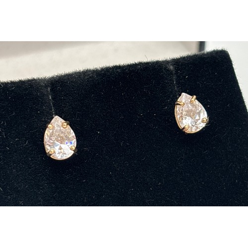 1016 - 2 pairs of 9ct gold stud style earrings. A pair of teardrop set CZ studs together with a pair of flo... 