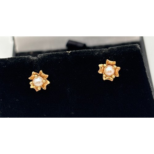 1016 - 2 pairs of 9ct gold stud style earrings. A pair of teardrop set CZ studs together with a pair of flo... 