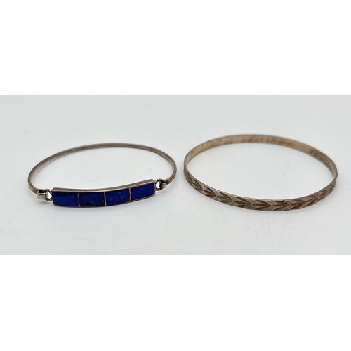 1019 - 2 silver bangles. A 5mm wide bangle with diamond cut pattern throughout, together with a thin bangle... 