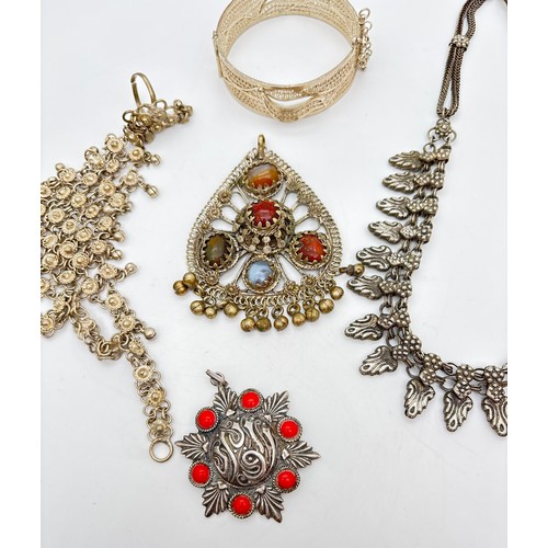 1037 - A tray of ethnic and middle eastern style metal jewellery, some set with natural agate stones. To in... 