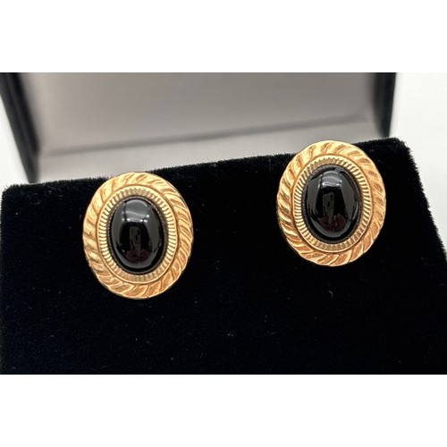 1044 - 2 pairs of 9ct gold vintage stud style earrings. A small pair of circular studs with sunray design, ... 