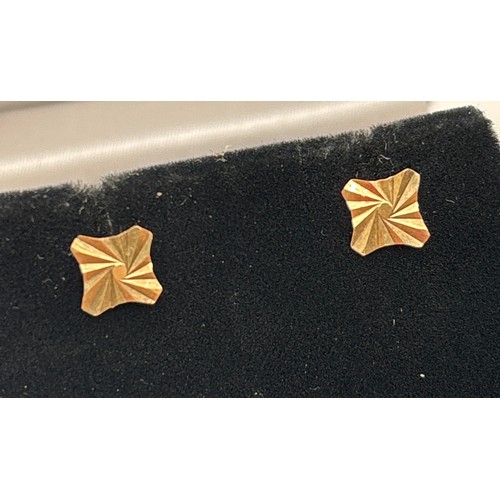 1048 - 2 pairs of vintage 9ct gold stud earrings. A square pair and a flower head design, both with sunray ... 