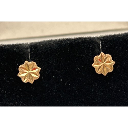 1048 - 2 pairs of vintage 9ct gold stud earrings. A square pair and a flower head design, both with sunray ... 