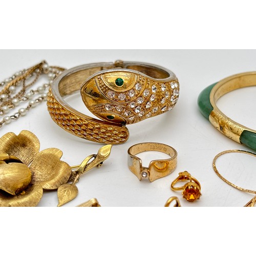 1049 - A collection of vintage and modern gold tone and gold plated jewellery. To include a jade bangle, fl... 