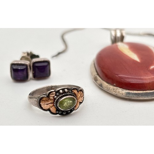 1055 - A collection of silver and white metal jewellery. To include a large oval Mookite jasper pendant, a ... 