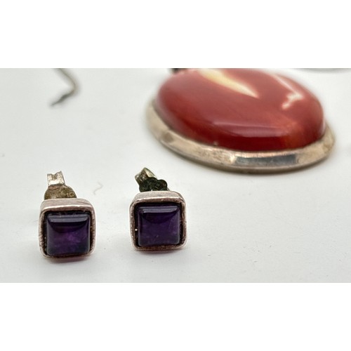 1055 - A collection of silver and white metal jewellery. To include a large oval Mookite jasper pendant, a ... 