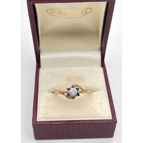 1006 - An 18ct gold Art Deco star crossover design ring. Central round cut white sapphire surrounded with 6... 