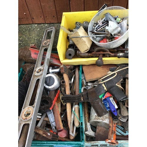 22 - LARGE QTY OF ASSORTED TOOLS TO INClUDE A TROLLY JACK, BRACES ETC